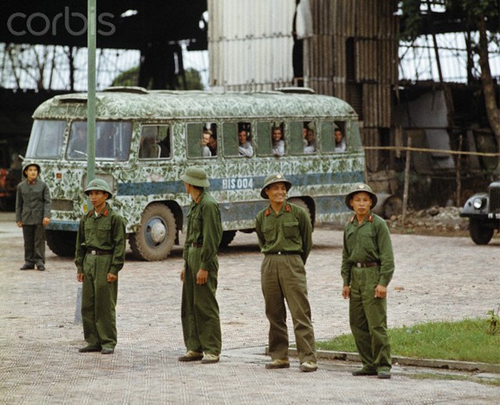 Sân bay Gia Lâm, Hà Nội 12/2/1973. Trao trả 116 tù bình chiến tranh là những phi công và quân lính Mỹ cho phía Hoa Kỳ.
